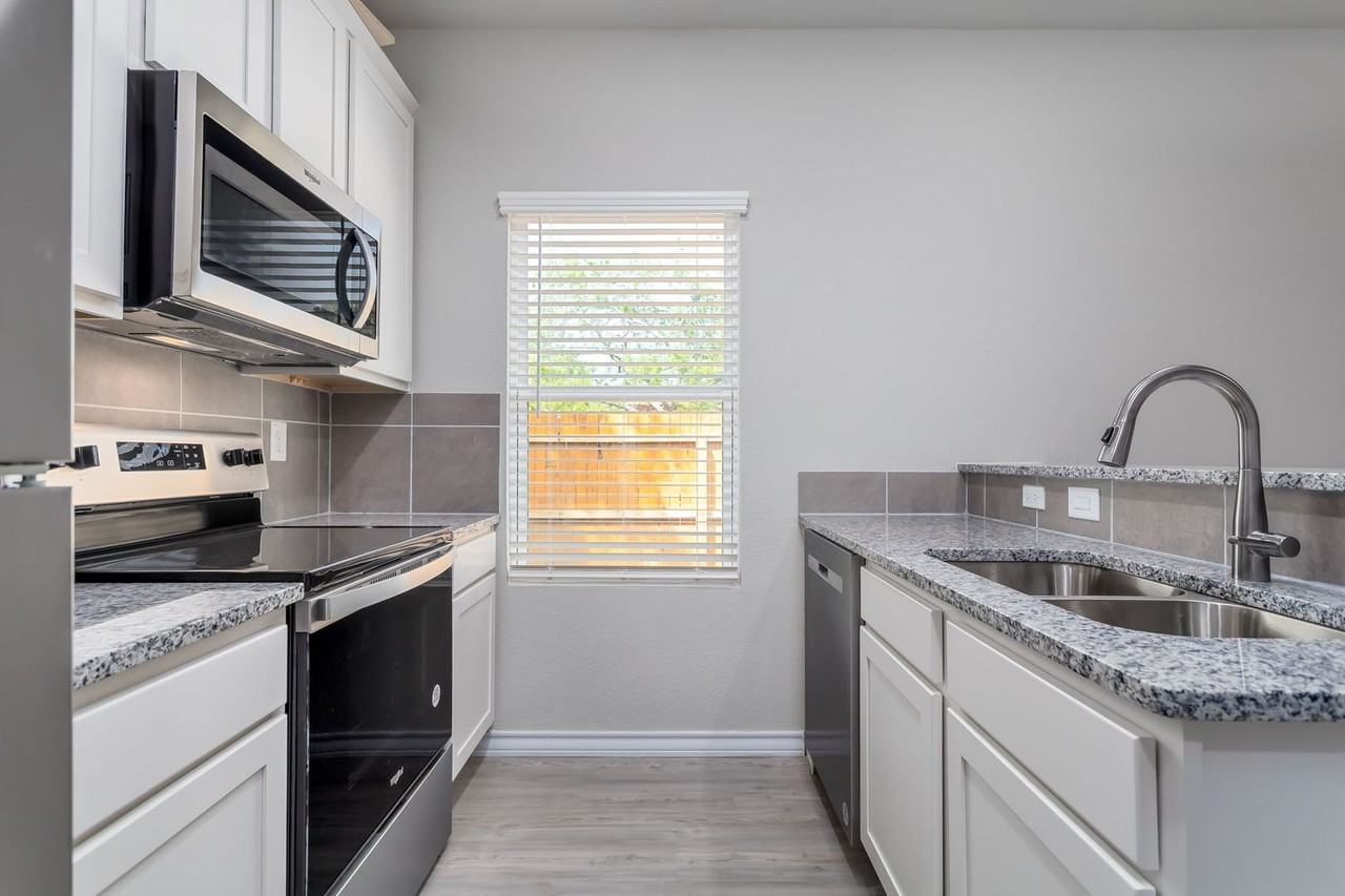 412 Hudson Street - Photo 3 of 13