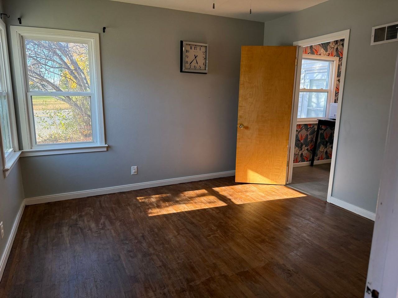 1247 Harvard Ave - Photo 4 of 11