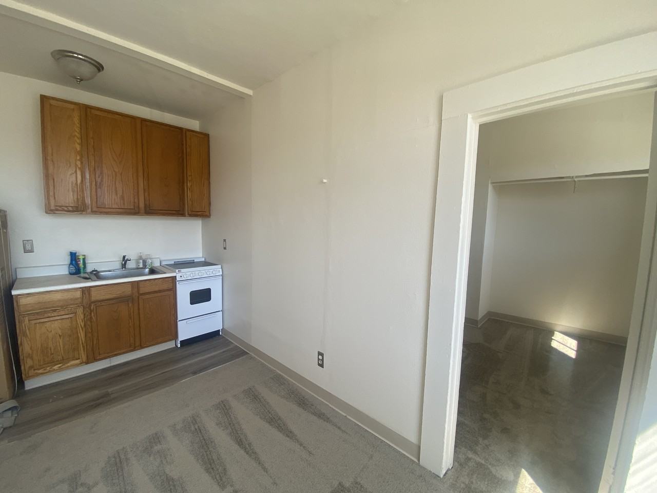 498 25th St #27 - Photo 5 of 11