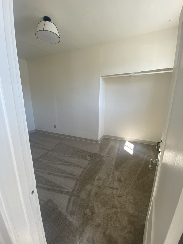 498 25th St #27 - Photo 3 of 11