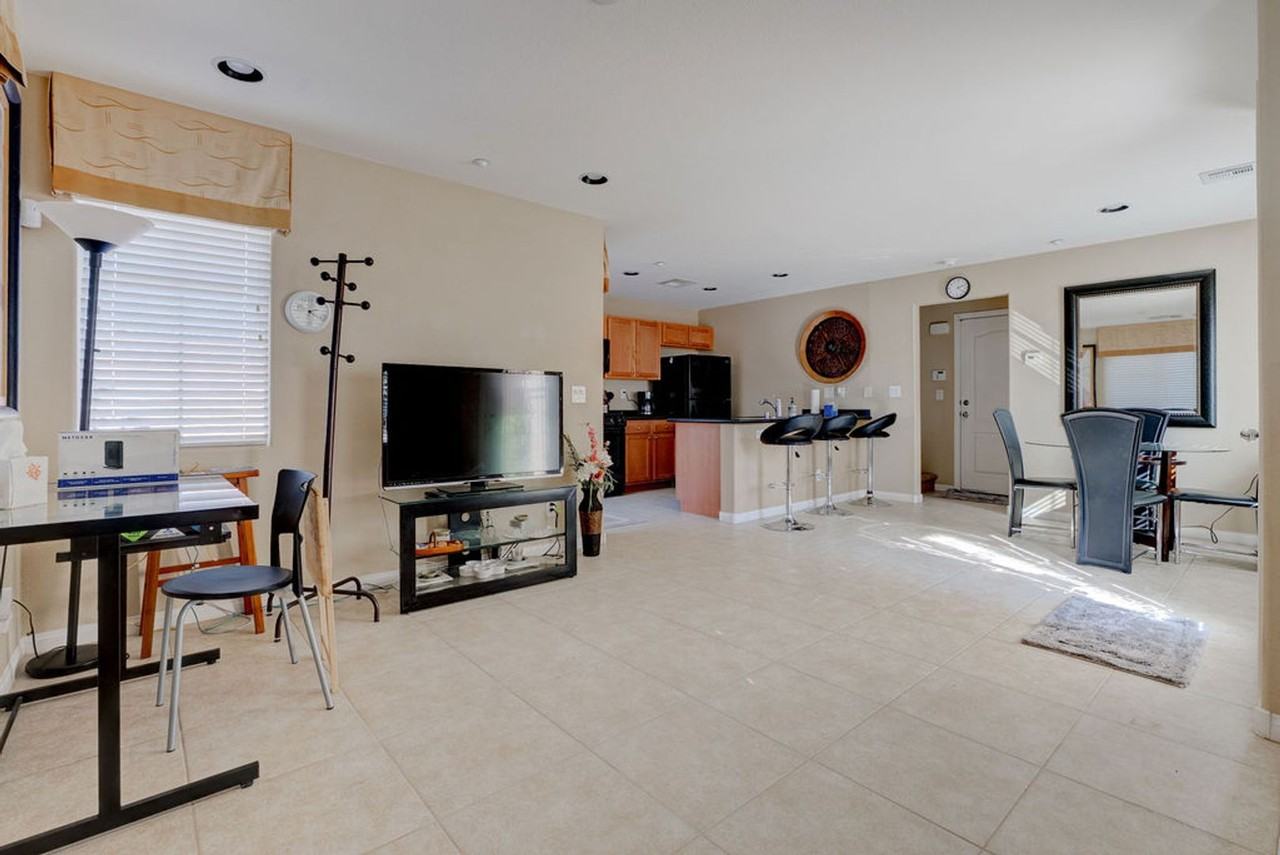 7765 Floral Fabrics Court - Photo 4 of 32