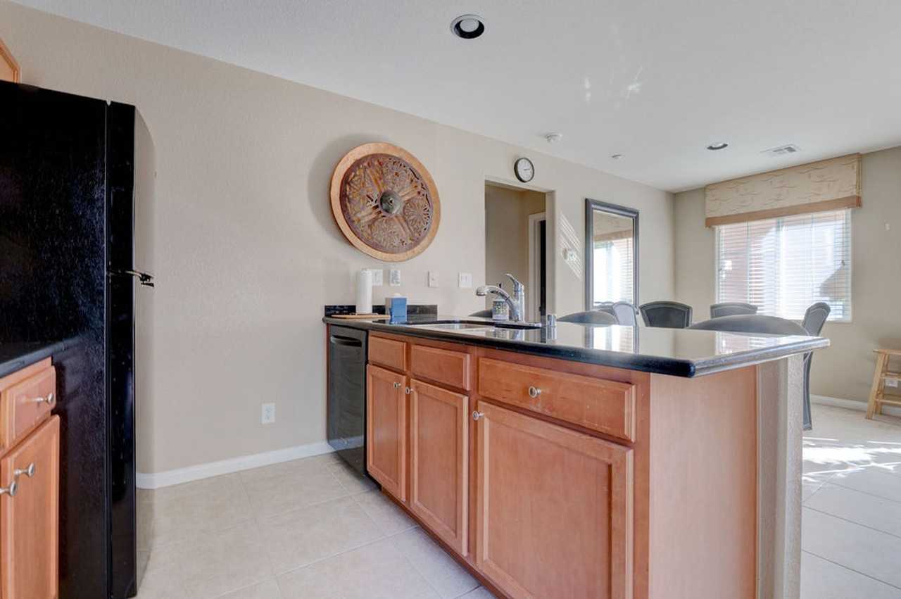 7765 Floral Fabrics Court - Photo 7 of 32