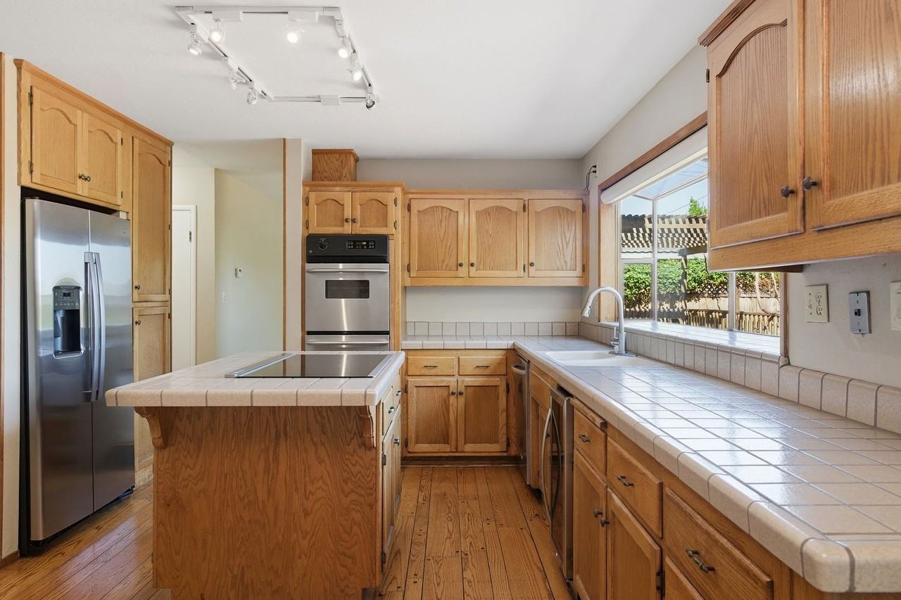 1498 Jamestown Dr - Photo 3 of 9