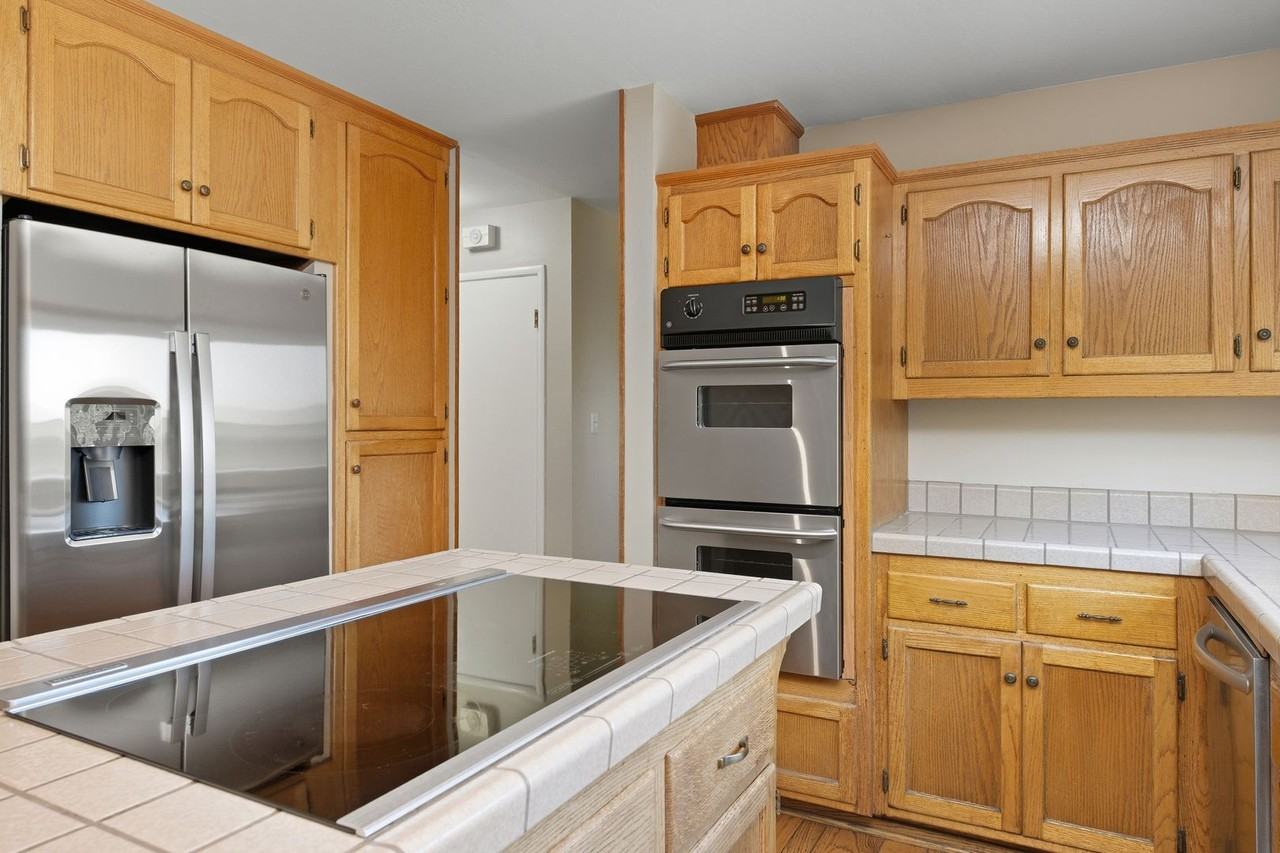 1498 Jamestown Dr - Photo 4 of 9