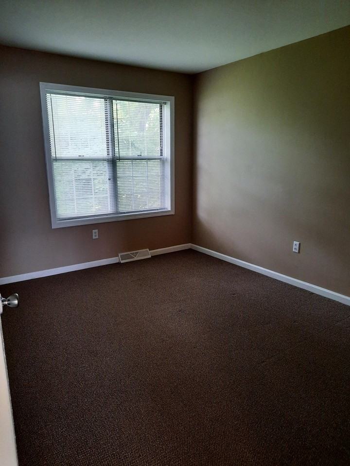 142 Pickwick Pl #1 - Photo 6 of 8