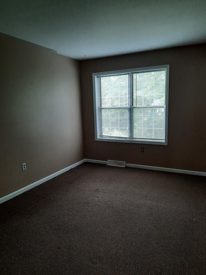 142 Pickwick Pl #1 - Photo 6 of 8