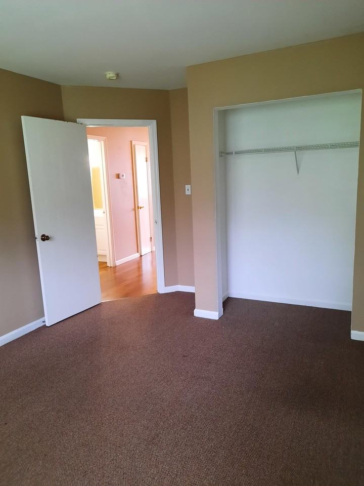 142 Pickwick Pl #1 - Photo 4 of 8