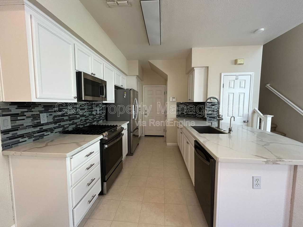 5023 Lakeshore Dr - Photo 2 of 18