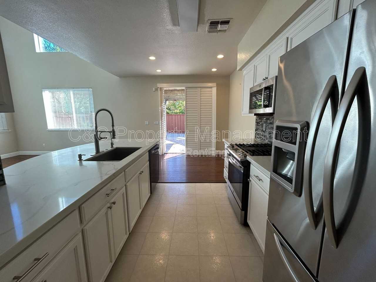 5023 Lakeshore Dr - Photo 3 of 18