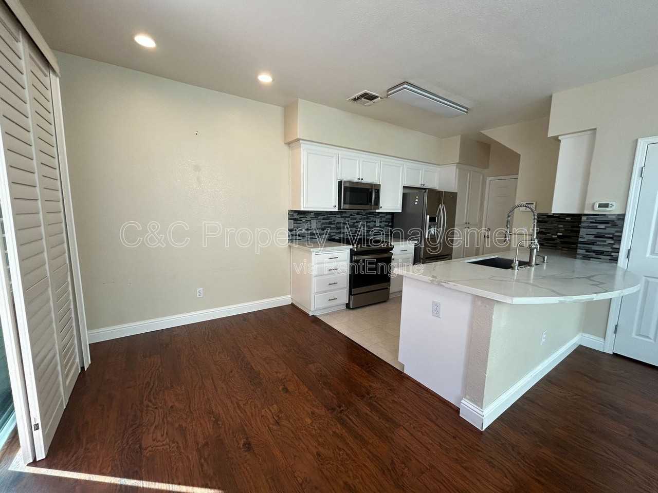 5023 Lakeshore Dr - Photo 5 of 18