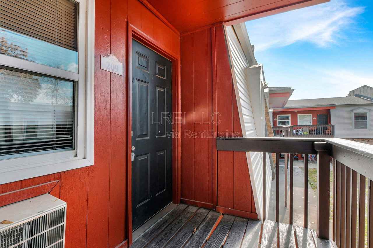 209 Poplar Level Ct #209 - Photo 3 of 13