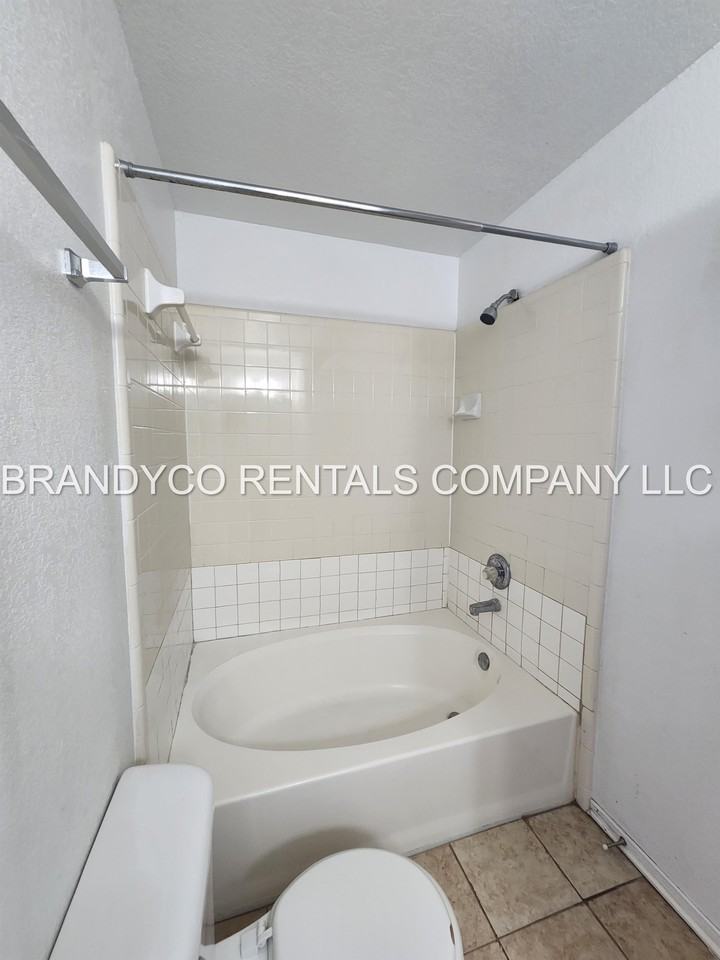 5205 Morning Glen Ln - Photo 6 of 11