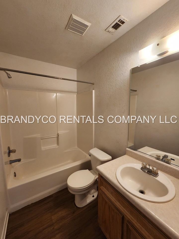 5205 Morning Glen Ln - Photo 3 of 11