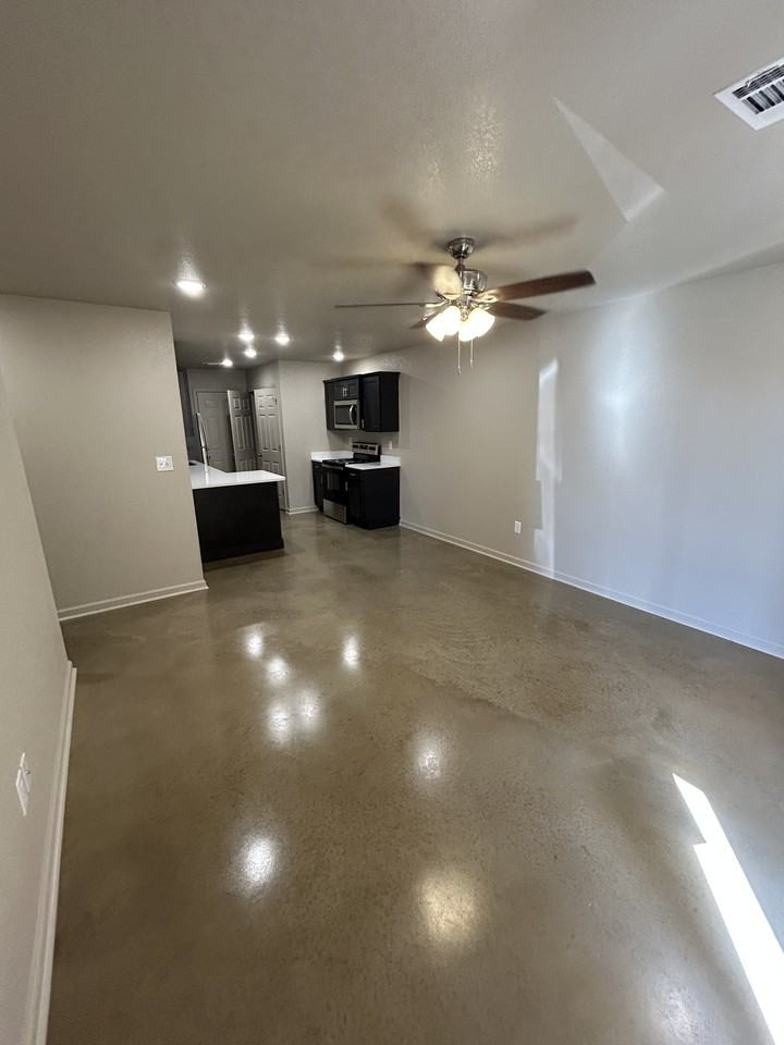 3 Sw Lawrence St #G4 - Photo 6 of 10