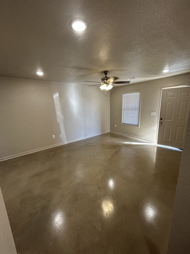 3 Sw Lawrence St #G4 - Photo 7 of 10