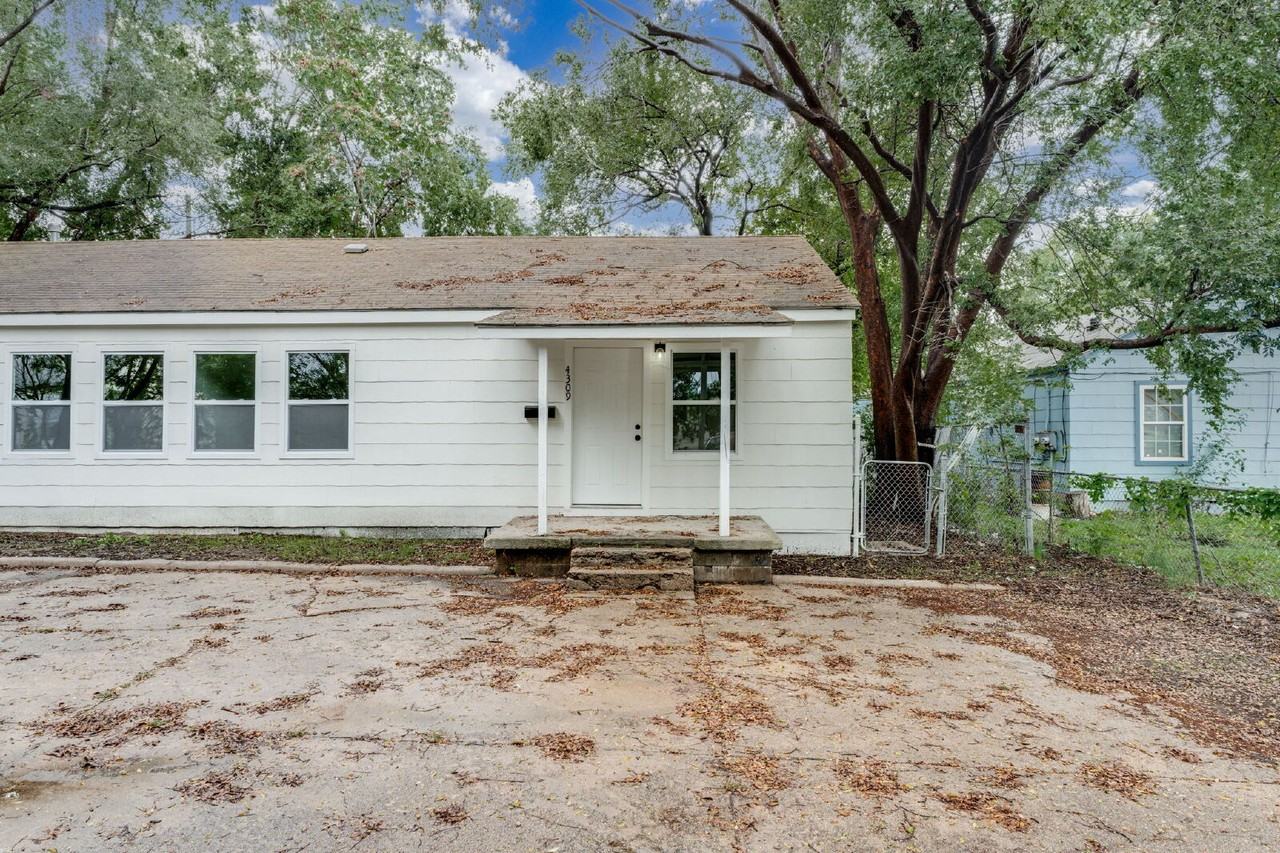 4309 E Lincoln St - Photo 3 of 14