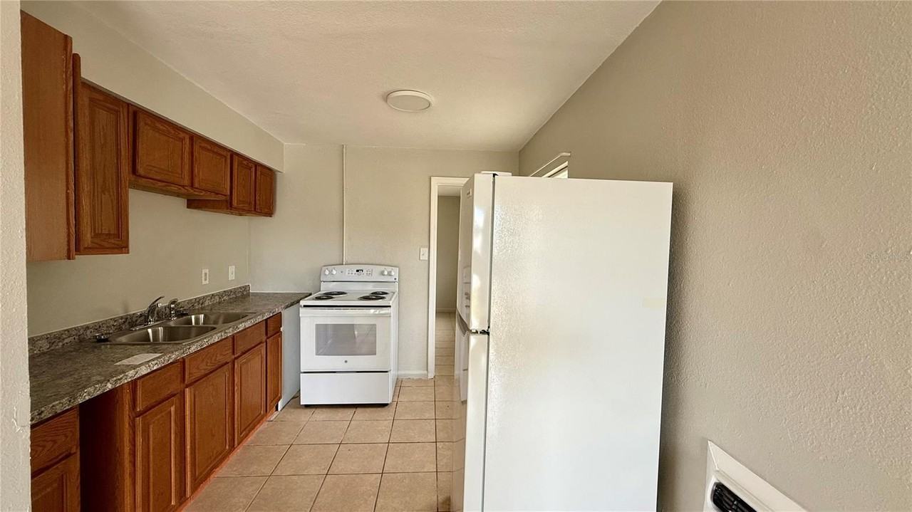 207 Mill St - Photo 4 of 13