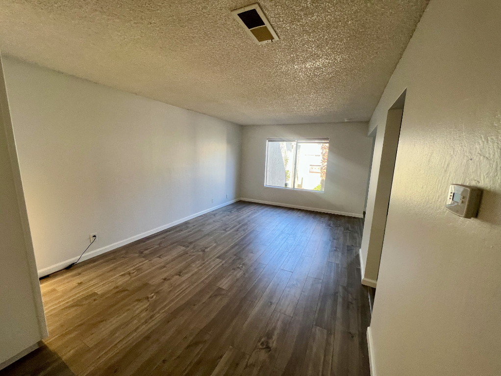 2200 Laguna Cir Apt F - Photo 3 of 24