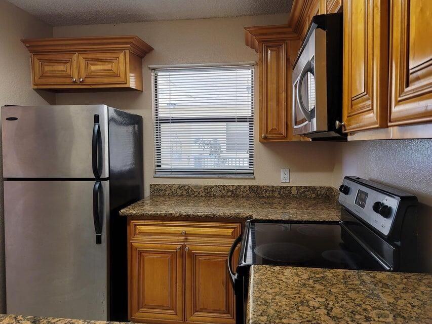 1542 Lake Crystal Dr ##H - Photo 3 of 7