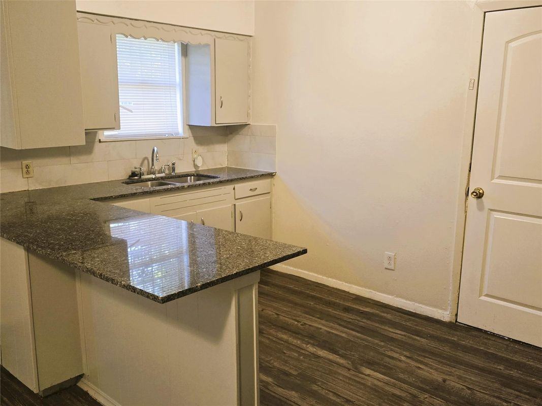 2414 52nd St - Photo 7 of 10