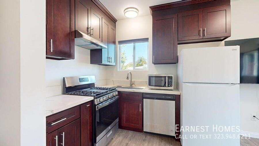 19198 Erwin St - Photo 4 of 10