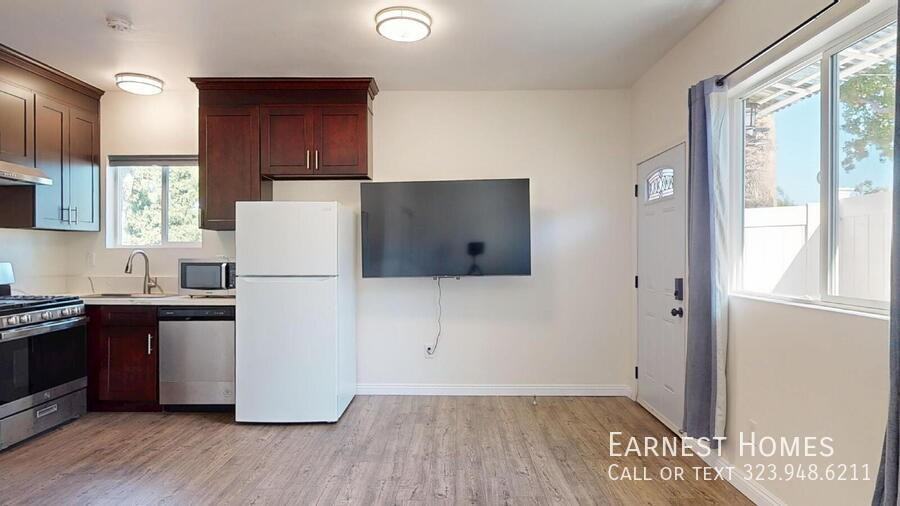 19198 Erwin St - Photo 5 of 10