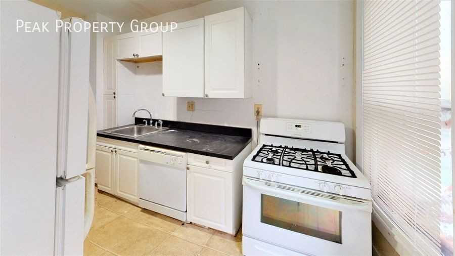 1482 Summit St - Photo 6 of 13