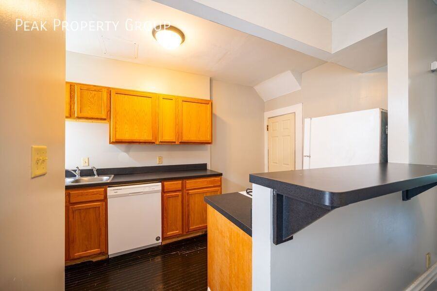 1480 Summit St - Photo 4 of 15