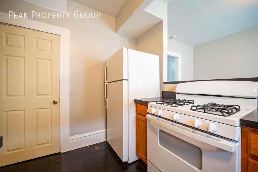 1480 Summit St - Photo 6 of 15