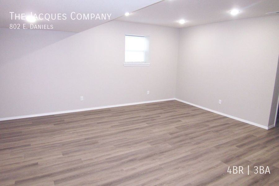 802 West Daniels Lane - Photo 3 of 14