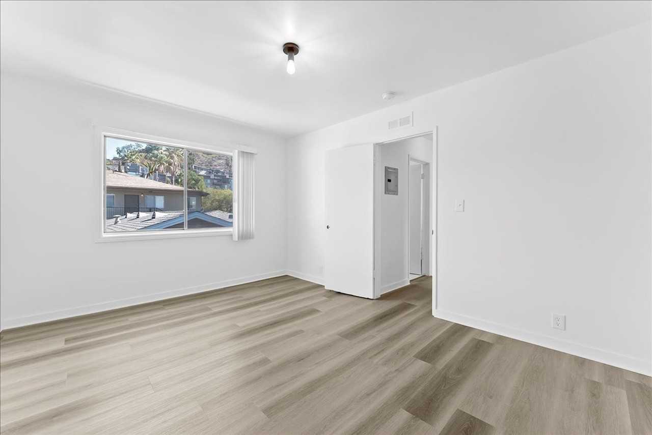 1437 E Windsor Rd #11 - Photo 3 of 22