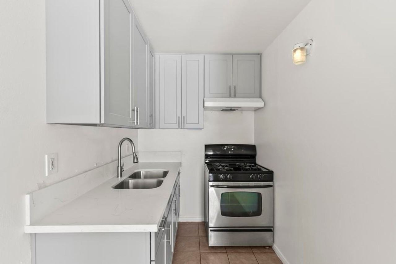 11645 Mapledale St - Photo 6 of 48