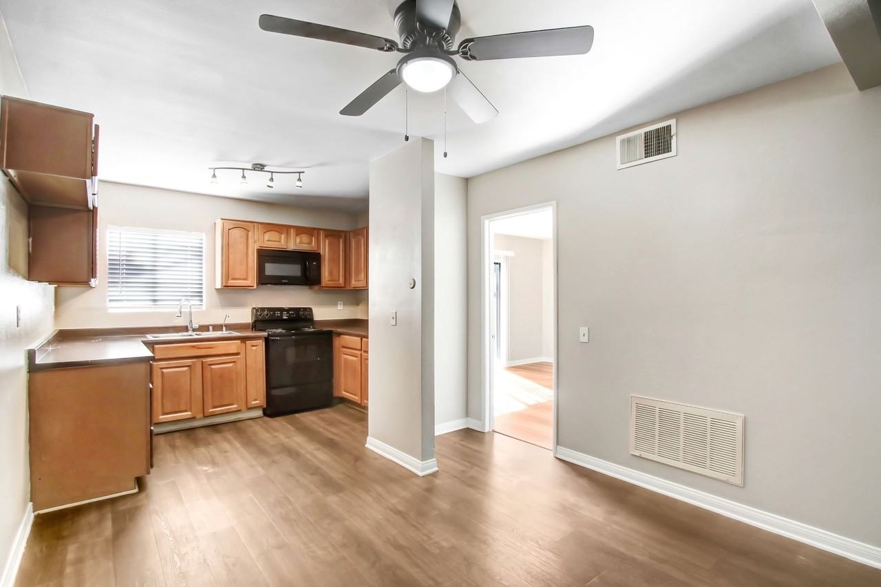 1436 Seventh St - Photo 4 of 9