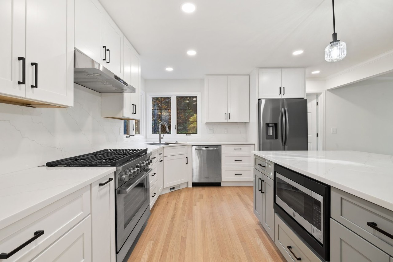 7634 Ne 12th St - Photo 3 of 32