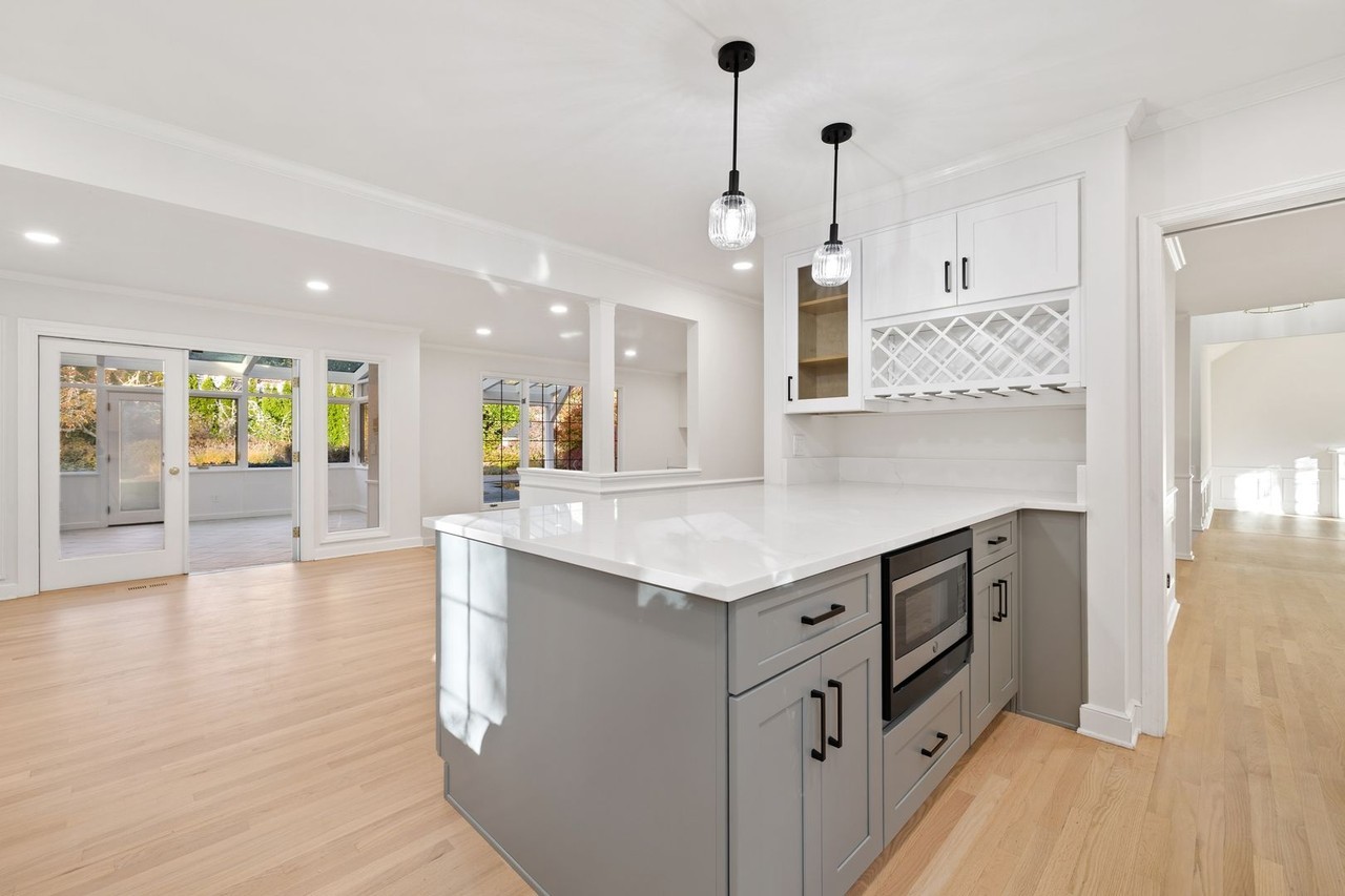 7634 Ne 12th St - Photo 4 of 32