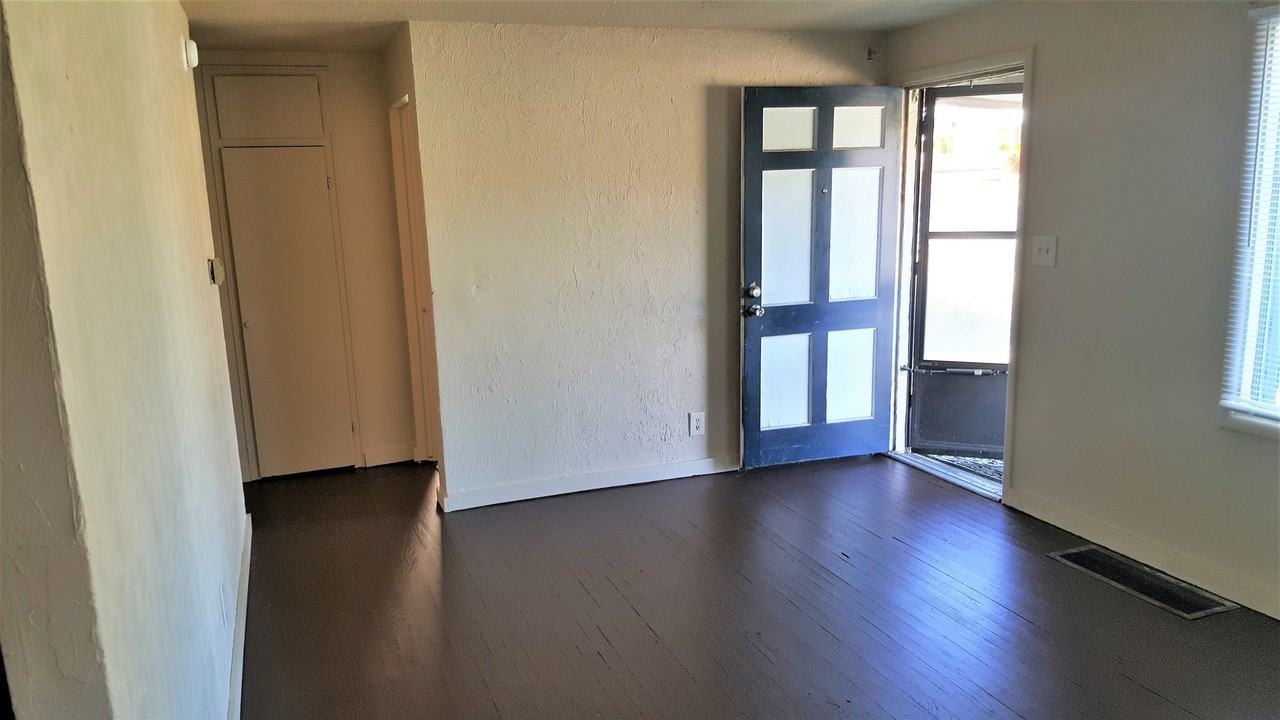 6008 North Douglas Drive - Photo 2 of 8