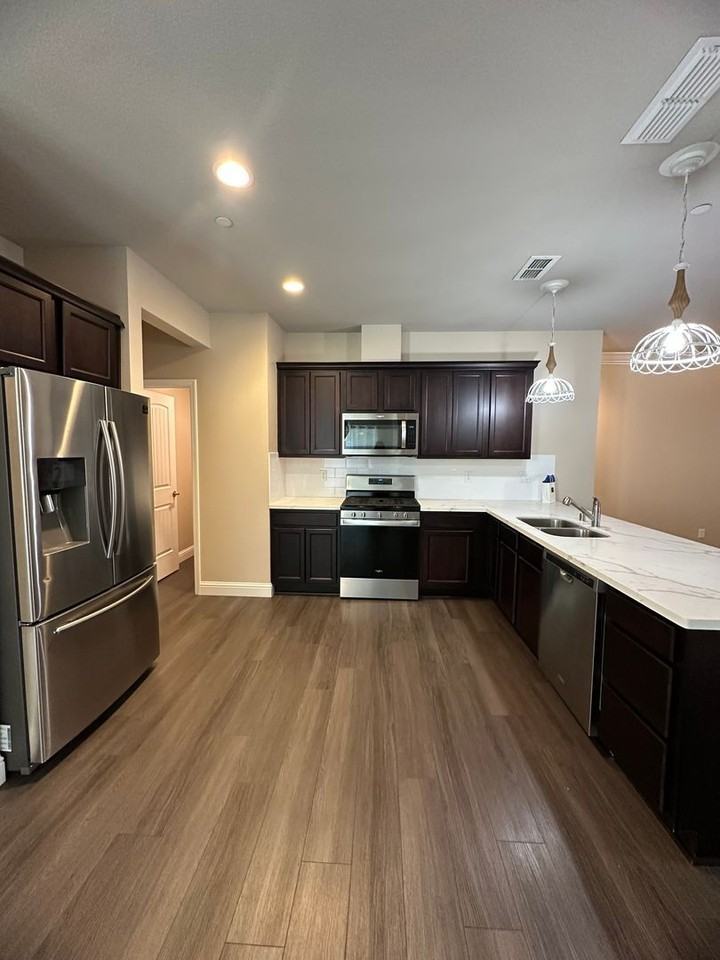 866 Congaree Ln - Photo 2 of 20