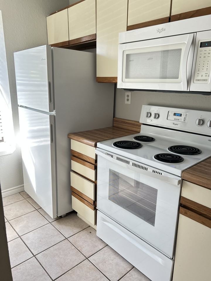 644 W Collins St #NA - Photo 7 of 17