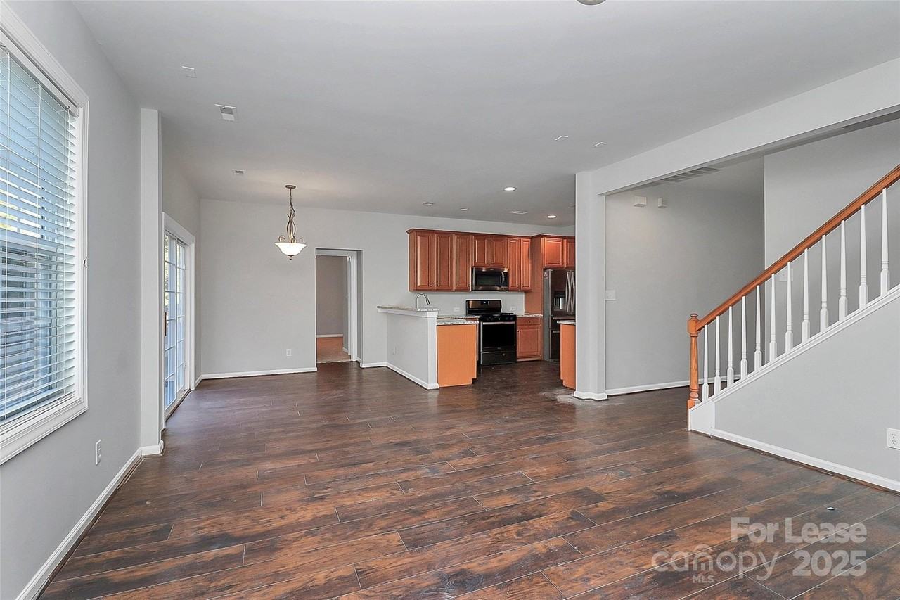 15917 Prescott Hill Avenue - Photo 3 of 21