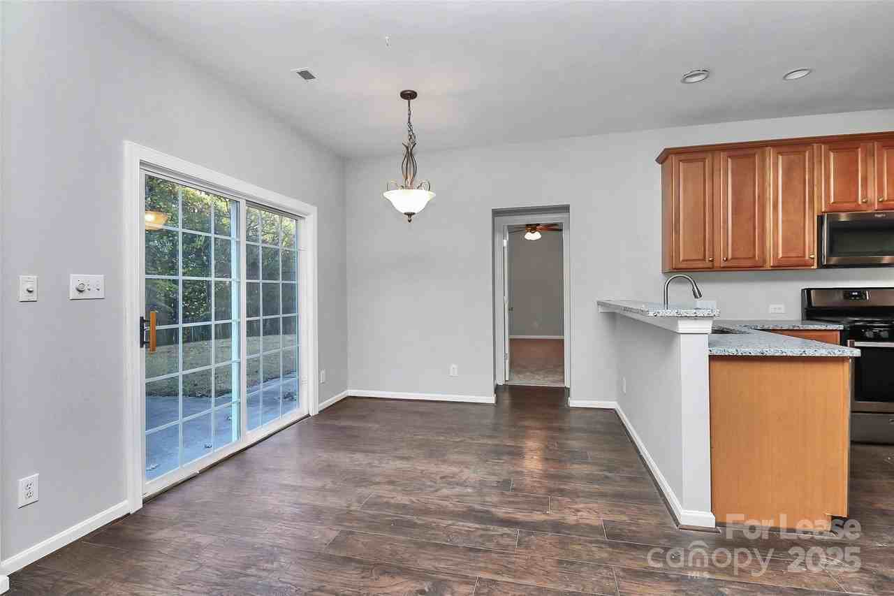 15917 Prescott Hill Avenue - Photo 7 of 21