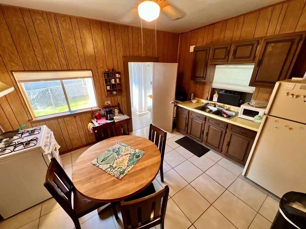 468 Medina St - Photo 2 of 10