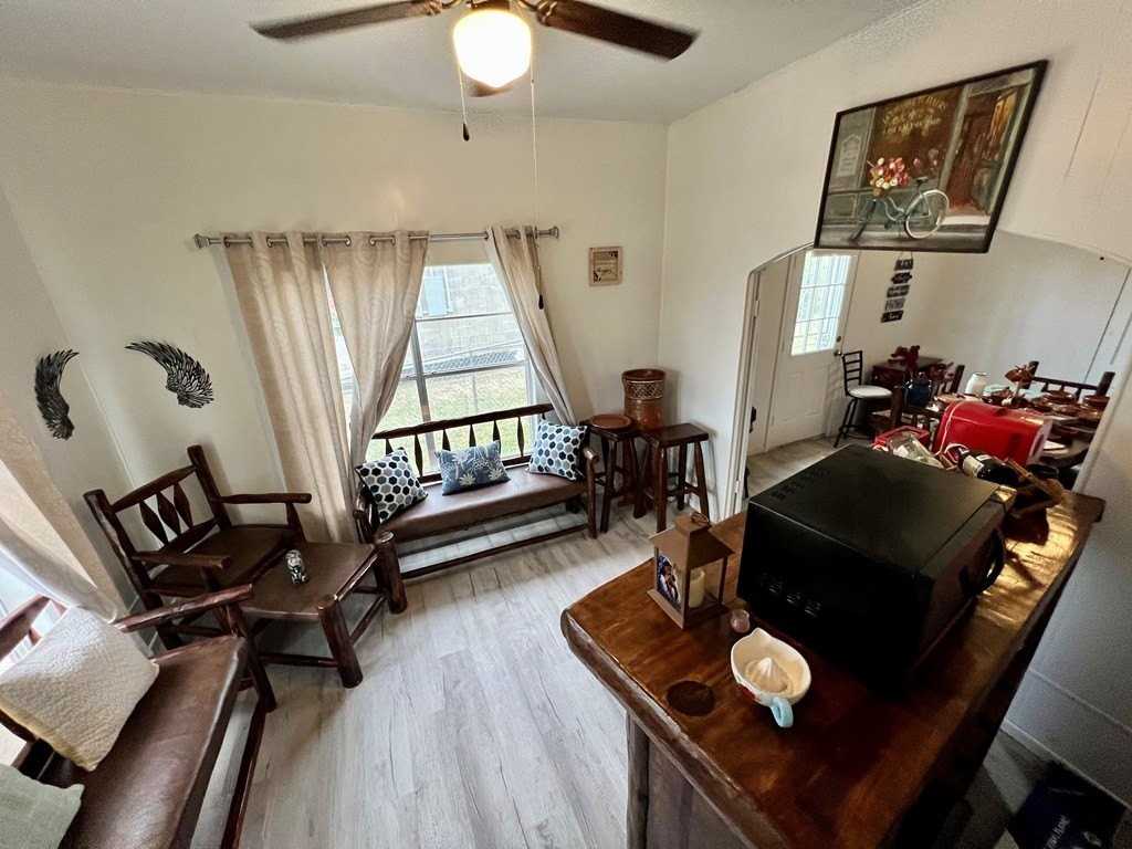 468 Medina St - Photo 3 of 10