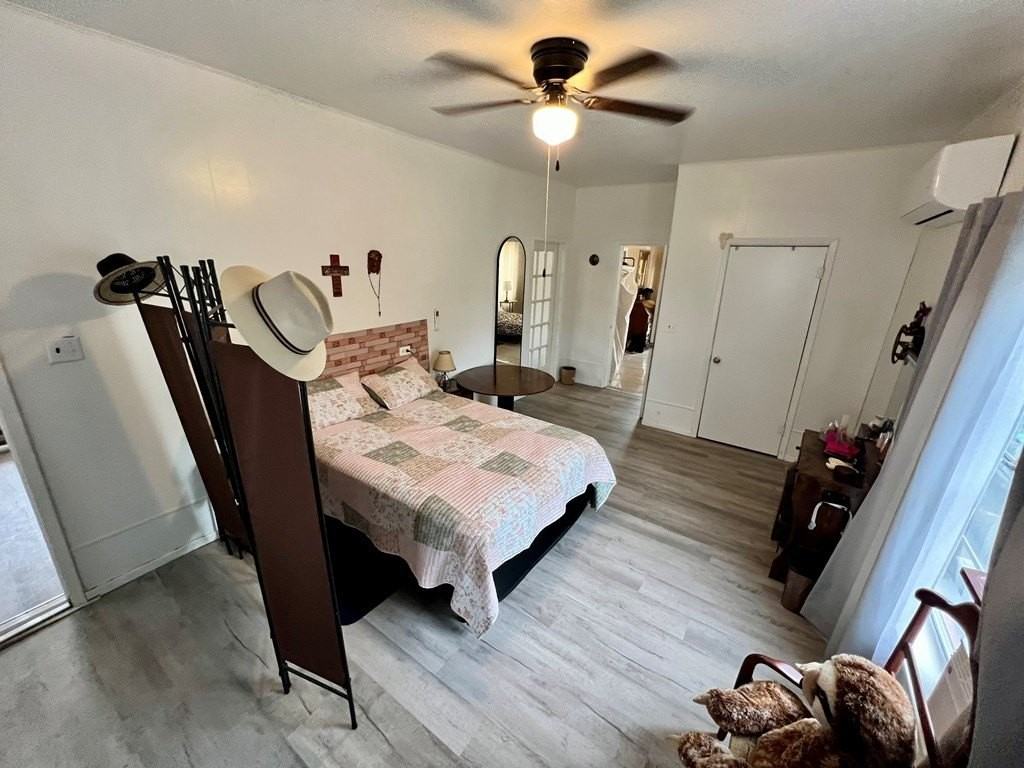 468 Medina St - Photo 4 of 10