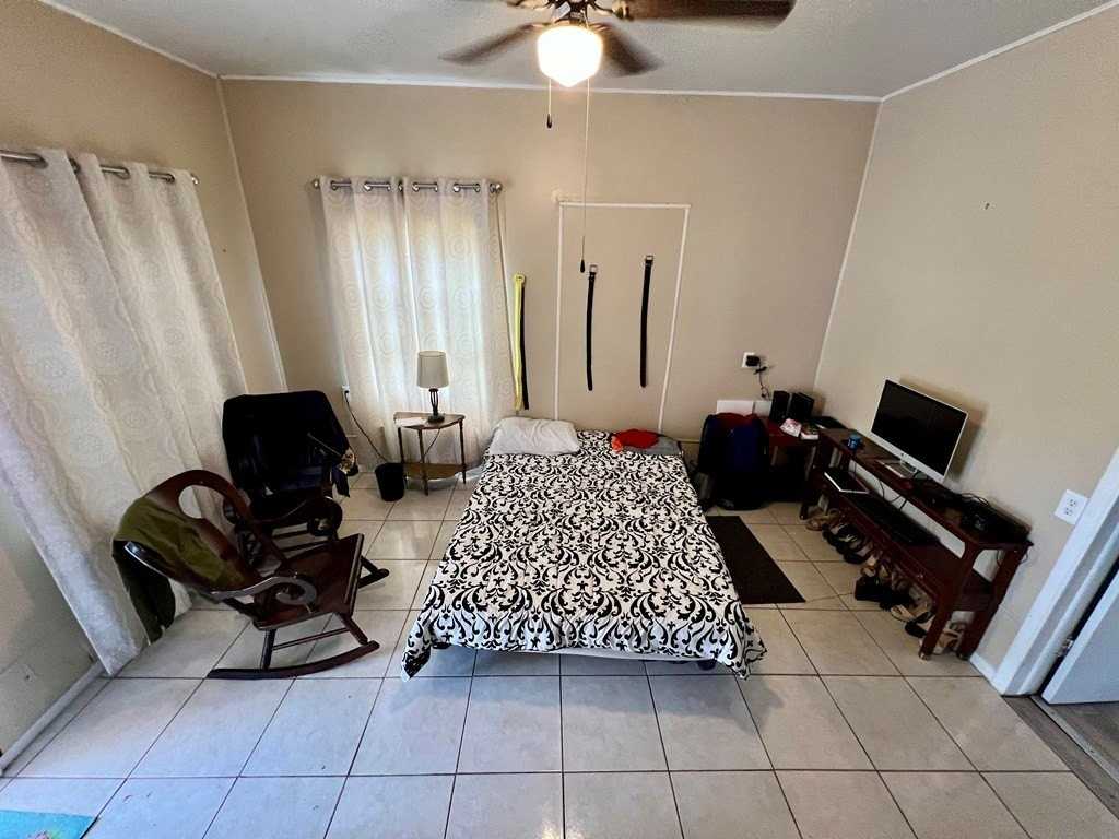 468 Medina St - Photo 7 of 10