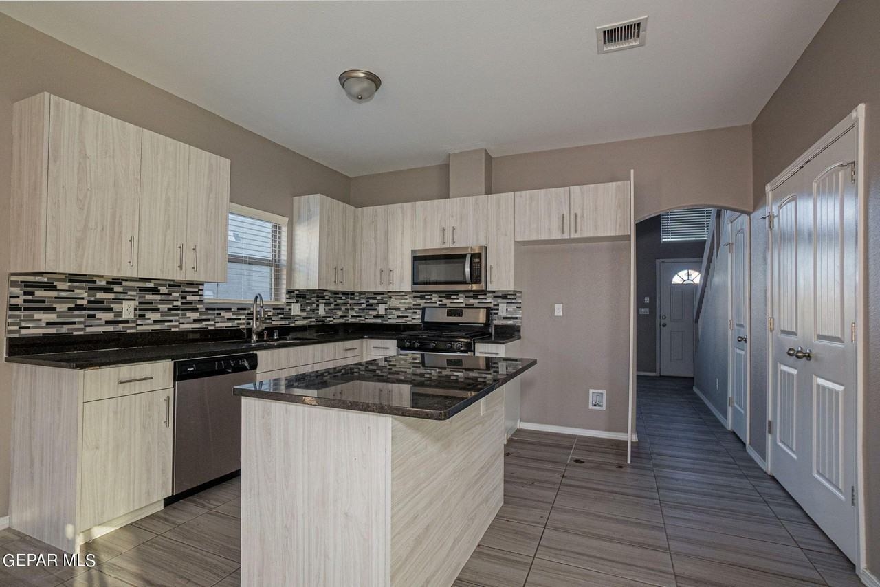 12918 Clevedon St - Photo 4 of 19