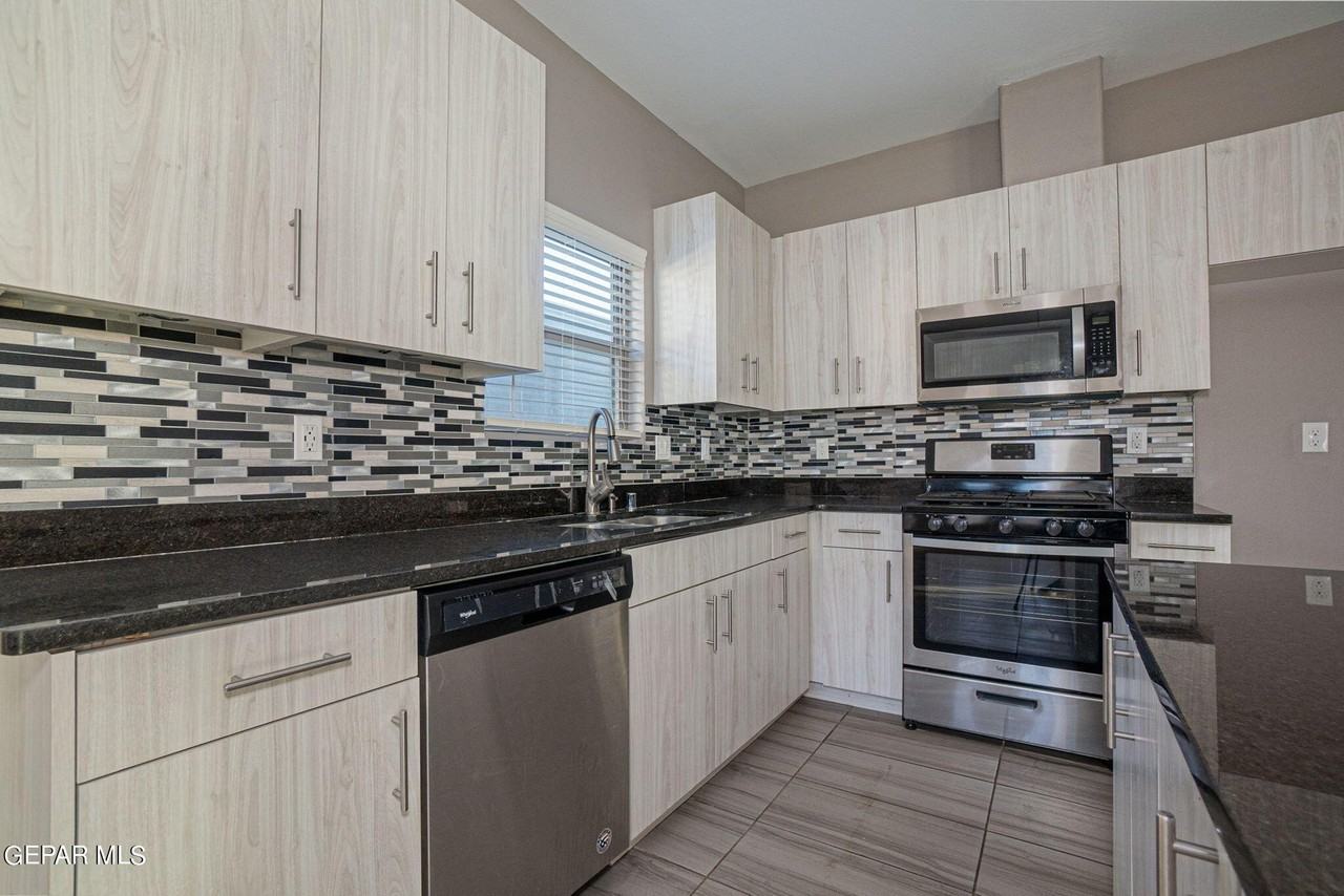 12918 Clevedon St - Photo 5 of 19