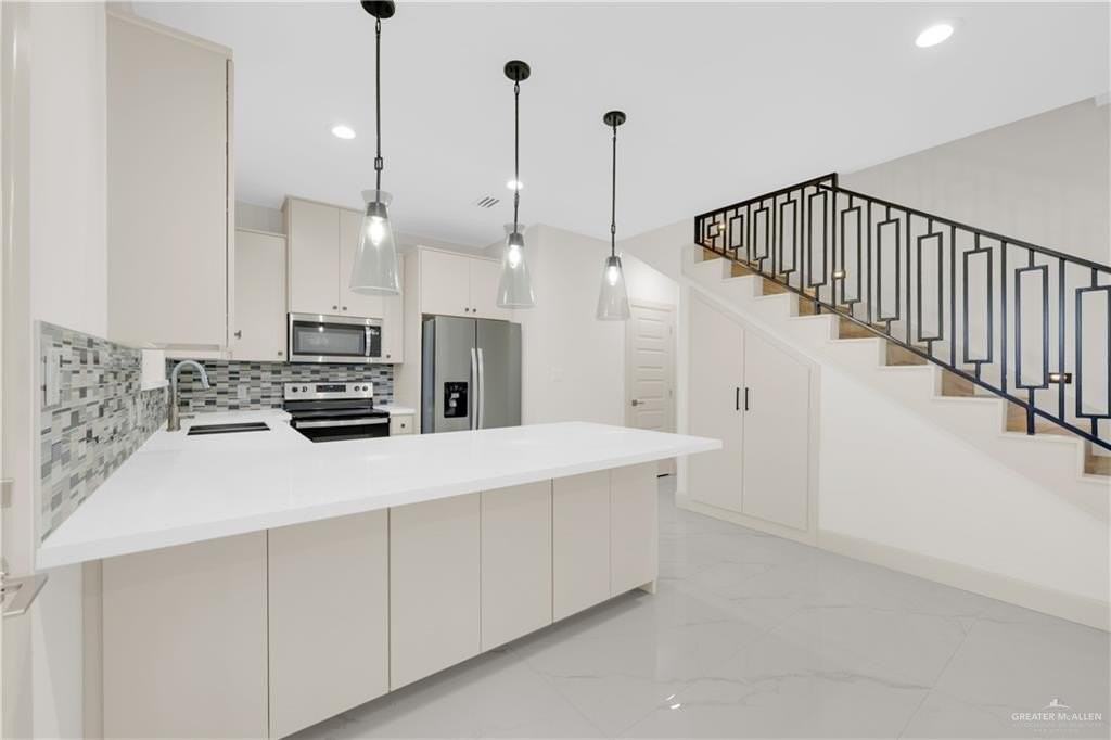 216 Canary Ave - Photo 4 of 15