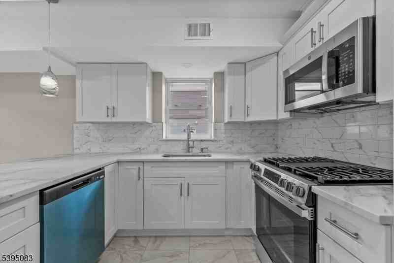 24 Garibaldi Ave - Photo 6 of 13