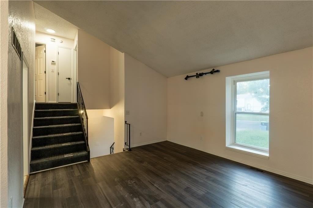 9525 Manning Ave - Photo 3 of 14