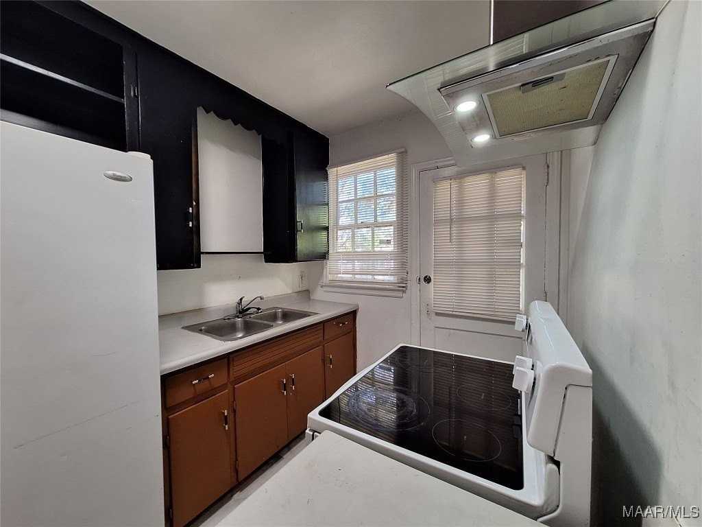 2215 E 2nd St - Photo 4 of 15